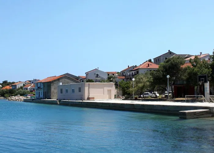 With A Parking Space Mali Iz Апартаменты Вели-Иж