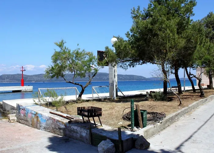 With A Parking Space Mali Iz *